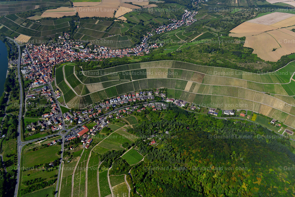 3650312 | HEIDINGSFELD 31.08.2016 Ortskern am Rande von Weinbergen und Winzer- Gütern im Weinbaugebiet in Heidingsfeld im Bundesland Bayern, Deutschland // Town center on the edge of vineyards and wineries in the wine-growing area in Heidingsfeld in the state Bavaria, Germany Foto: Gerhard Launer