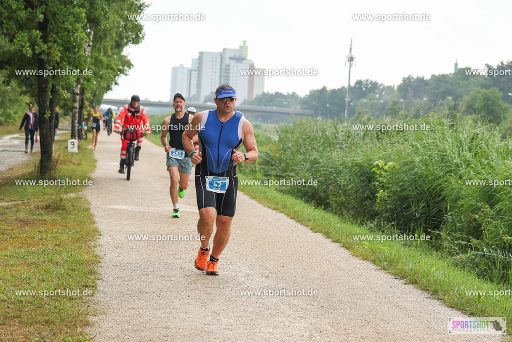 LUR_1703 | 34. M-net Erlanger Triathlon 2025 #erlangertriathlon  #mnettriathlon2025 #mnettriathlon #team #olympischedistanz #mitteldistanz #triathlon #maindonaukanal  #erlangertriathlon2025 #yourpictrs #tv1848 #tv1848erlangen  #triathlonbayern #sportinerlangen #demsportverbunden #sportshot_your_pictrs Copyright: www.sportshot.de