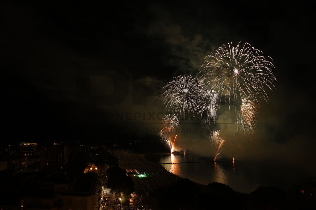 Ferragosto Fireworks in Grado, Italy | GRADO, ITALY, 15.AUG.26 - FIREWORKS - Ferragosto fireworks over the Adriatic Sea in Grado, Italy. Colorful fireworks light up the night sky above the beach, coastline and waterfront during the traditional summer celebration. - Realisiert mit Pictrs.com