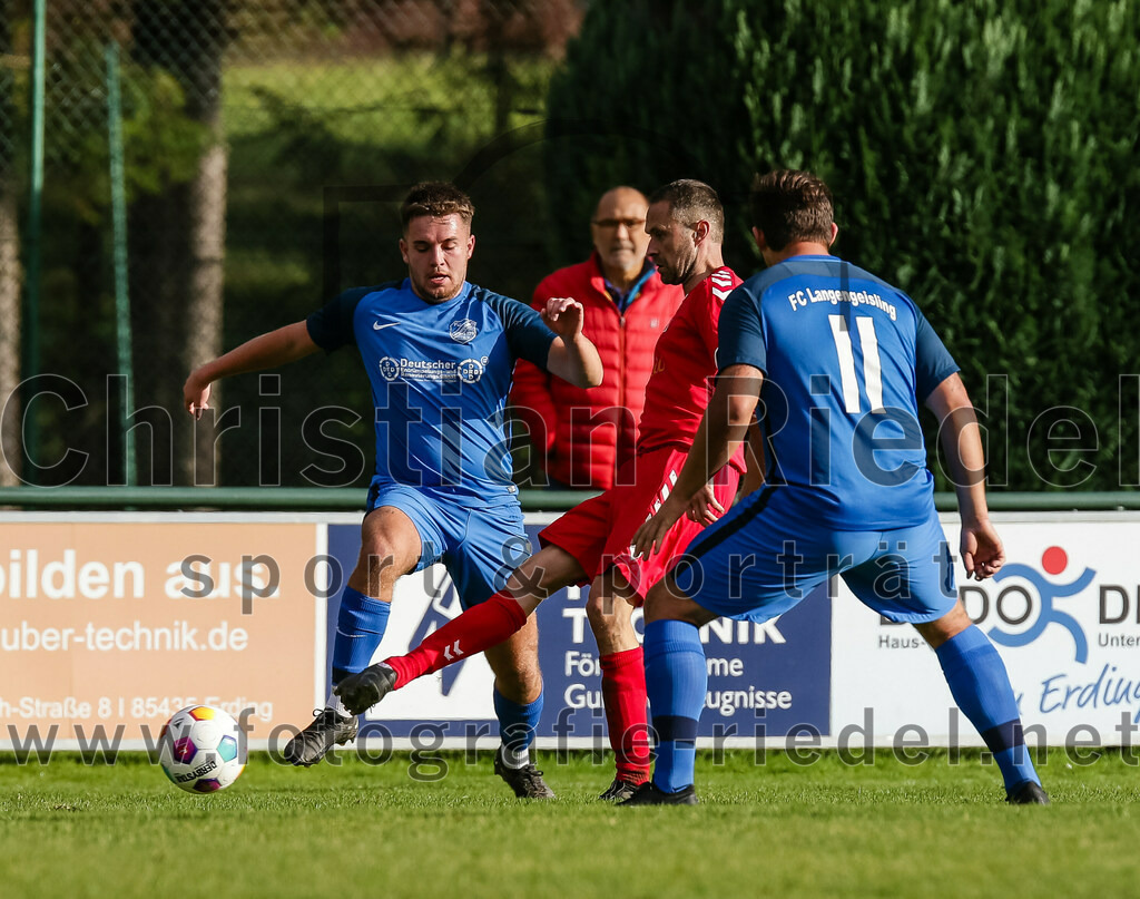 2023-11-04_060_FC_Langengeisling_gegen_VfL_Waldkraiburg | Erding, Deutschland, 04.11.2023:
Fußball, Bezirksliga Oberbayern Ost 2023 / 2024, 16. Spieltag, FC Langengeisling gegen VfL Waldkraiburg, Endergebnis: 2:0

David Riederle (FC Langengeisling, #14), Raimund Stuiber (VfL Waldkraiburg, #4), Florian Rupprecht (FC Langengeisling, #11)

Foto: Christian Riedel / fotografie-riedel.net