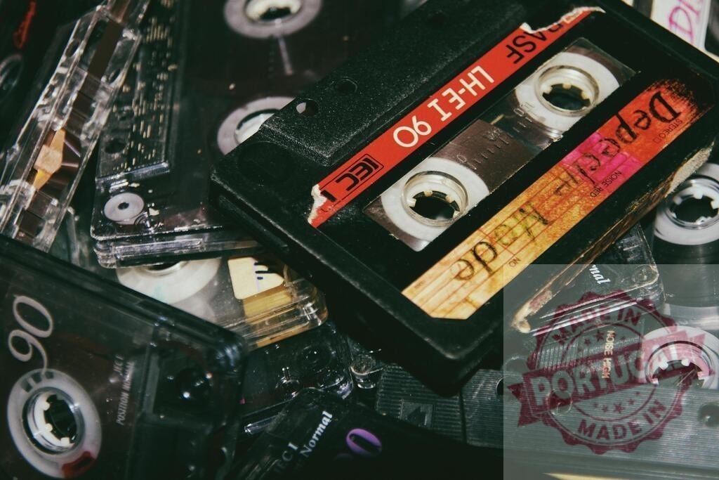 Old cassette tapes creating vintage music nostalgia | Pile of retro cassette tapes showing their age and classic audio format - Realisiert mit Pictrs.com