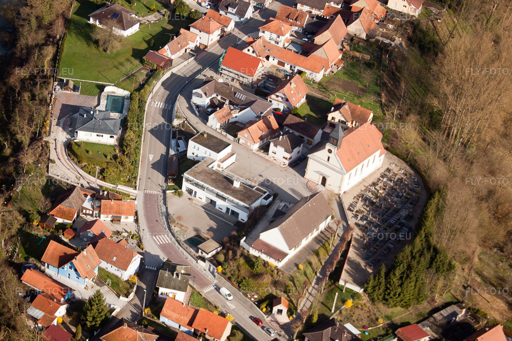 Vue aérienne: Vue de la ville à Munchhausen dans le département Bas Rhin, France. Photo: IMG_25601.jpg prise le 02/04/2010 par Werner Riehm/FLY-FOTO.euRésolution de l'original: 4752 x 3168 px