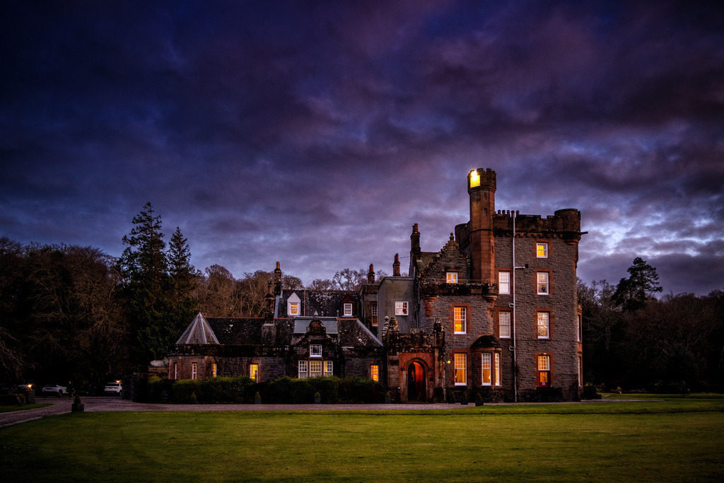 Isle of Eriska Hotel bei Nacht | Isle of Eriska Hotel: Historisches Schloss bei Dämmerung, beleuchtet. - Realisiert mit Pictrs.com