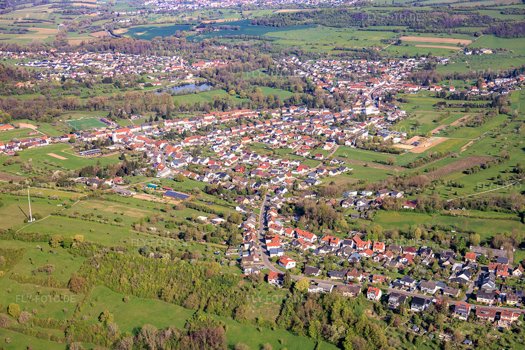Luftbild: Ortsansicht von Süden im Ortsteil Bliesmengen-Bolchen in Mandelbachtal im Bundesland Saarland in Deutschland.Foto: IMG_154528.jpg vom 18.04.2026 durch Werner Riehm/FLY-FOTO.deAuflösung des Originals: 6000 x 4000 px