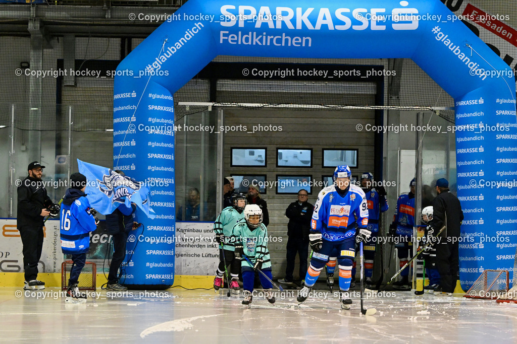 ESC Sparkasse Steindorf vs. LE Kings | Einlauf mit ESC Nachwuchs, #92 Ratz Patrick ESC Steindorf, ESC Sparkasse Steindorf vs. LE Kings, ESC Sparkasse Steindorf vs. LE Kings am 01.11.2025 in Steindorf (Ossiachersee Halle), Austria, (Photo by Bernd Stefan)