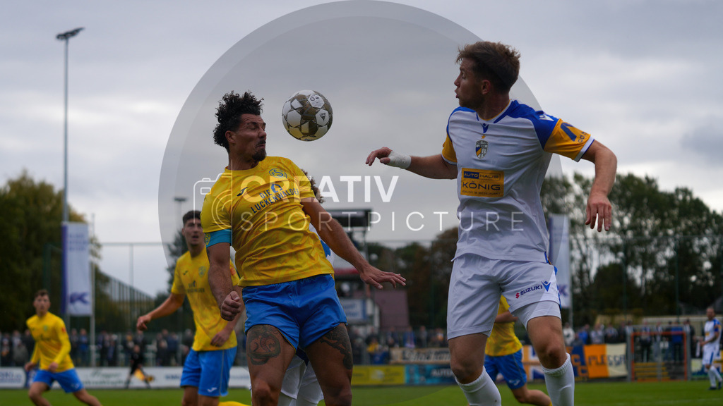 Fußball, Herren, Saison 2025/2026, Regionalliga Nordost, 11. Spieltag, FSV 63 Luckenwalde vs. FC Carl-Zeiss Jena, Samstag 05.10.2025, Werner-Seelenbinder-Stadion Luckenwalde, | Fußball, Herren, Saison 2025/2026, Regionalliga Nordost, 11. Spieltag, FSV 63 Luckenwalde vs. FC Carl-Zeiss Jena, Samstag 05.10.2025, Werner-Seelenbinder-Stadion Luckenwalde, Im Bild: Andreas Pollasch (l. Luckenwalde) und Maxim Hessel (r. Jena) - Realisiert mit Pictrs.com