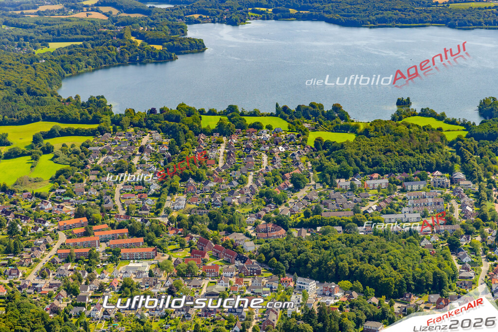 Stadt Malente von Oben- Die Luftaufnahme wurde 2025 vom UL-Flugzeug heraus erstellt ( keine Drohnenaufnahme ) - Hochauflösende Luftaufnahme - für Wandbilder und großformatige Ausdrucke geeignet. Das besondere Geschenk!Hier alle&nbsp;Infos zur Lizenzierung der LuftaufnahmeWir fliegen auch dieses Jahr wieder in Ihre Region um Luftbilder zu erstellen.- Luftbild anfragen
