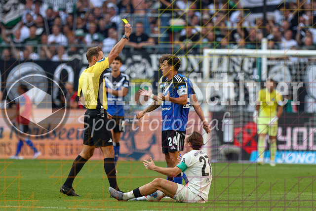Borussia Mönchengladbach vs Hamburger SV - Bundesliga  | Mönchengladbach, Deutschland, 24.08.25:   Nicolas Capaldo (Hamburger SV) erhaelt die gelbe Karte von Schiedsrichter Sascha Stegemann waehrend des Spiels der Bundesliga zwischen Borussia Mönchengladbach vs Hamburger SV im Stadion im Borussia Park(Foto von Brauer-Fotoagentur / Adrian Schlueter)