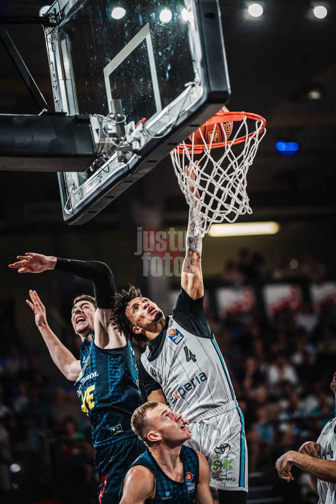 Basketball | Männer | Saison 2024/2025  | easyCredit Basketball Bundesliga | Testspiel | Veolia Towers Hamburg vs. EWE Baskets Oldenburg | 25.08.2024 | Jaizec Lottie (#4, Veolia Towers Hamburg) beim Korbleger