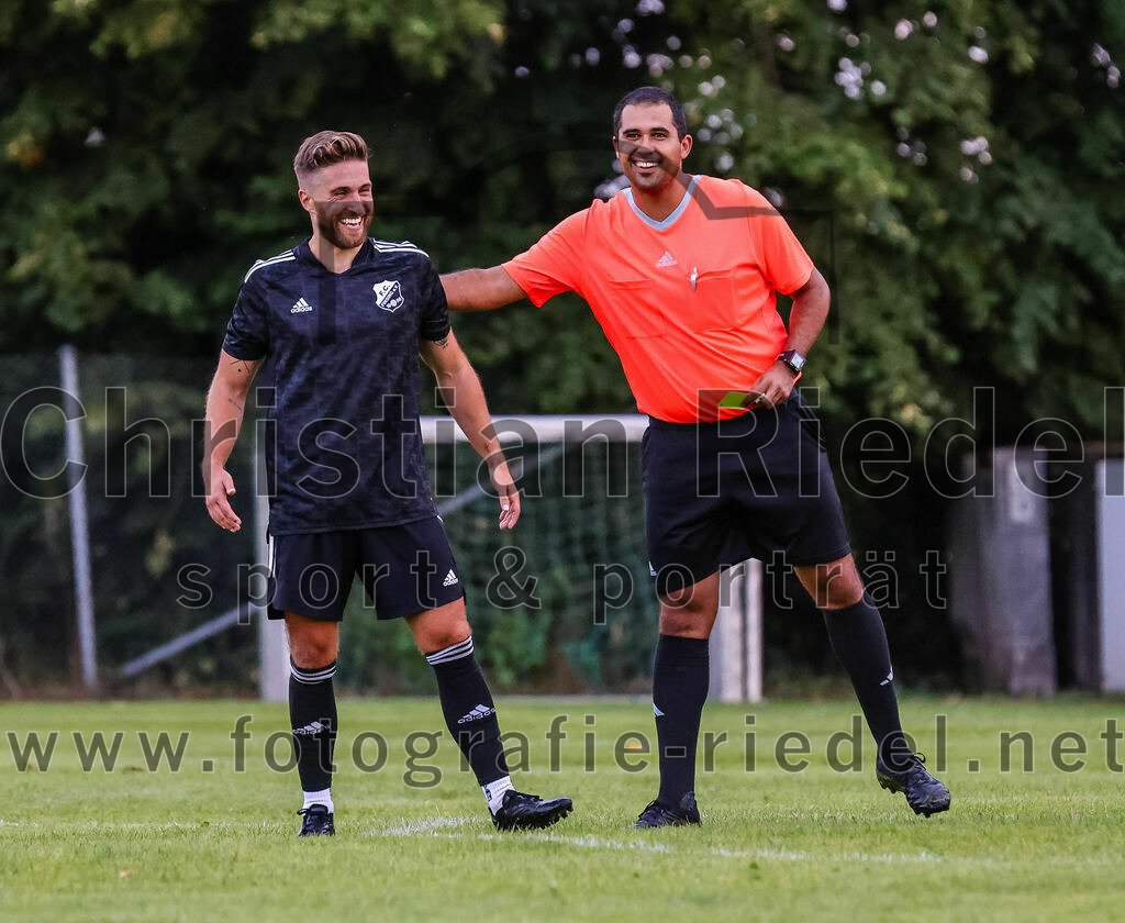 2023-07-25_034_SpVgg_Neuching_gegen_FC_Finsing | Neuching, Deutschland, 25.07.2023:
Fußball, A-Klasse 2023 / 2024, Toto Pokal, SpVgg Neuching gegen FC Finsing, Endergebnis: 2:4

Christian Hennel (FC Finsing, #15), Schiedsrichter Marius Baumann

Foto: Christian Riedel / fotografie-riedel.net