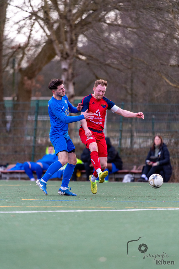 GVO Oldenburg-VFL Germania Leer | Herren Bezirks-Testspiel; GVO Oldenburg (rot)-VFL Germania Leer (blau) am 02.03.2025 in Oldenburger (Sportpark Osternburg); Photo: Philip Eiben 2025 - Realisiert mit Pictrs.com