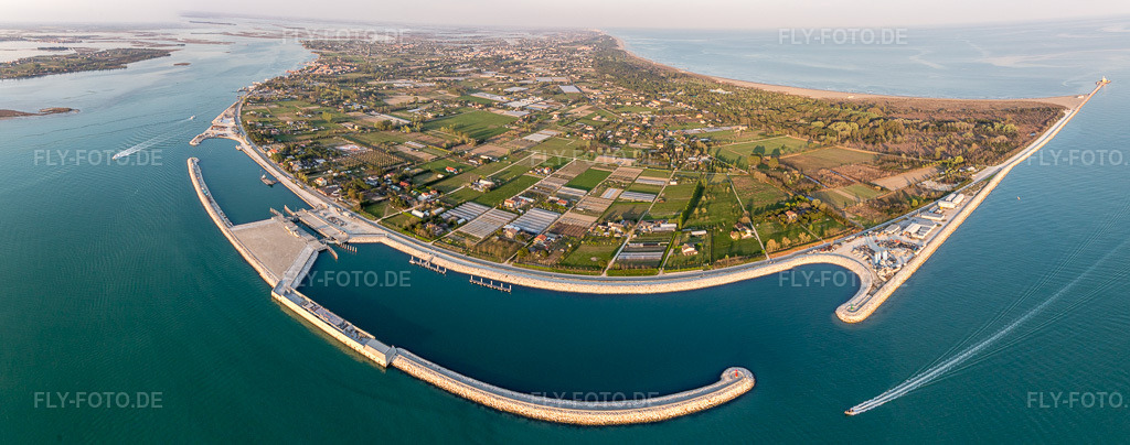 Luftbild: Künstliche Insel zum Hochwasserschutz des Lido di Venezia Isola Artificiale del Baccan di Sant'Erasmo bei Punta Sabbioni in Venetien in Venedig im Bundesland Metropolitanstadt Venedig in Italien. Foto: IMG_098284-Pano.jpg vom 03.04.2017 durch Werner Riehm/FLY-FOTO.de