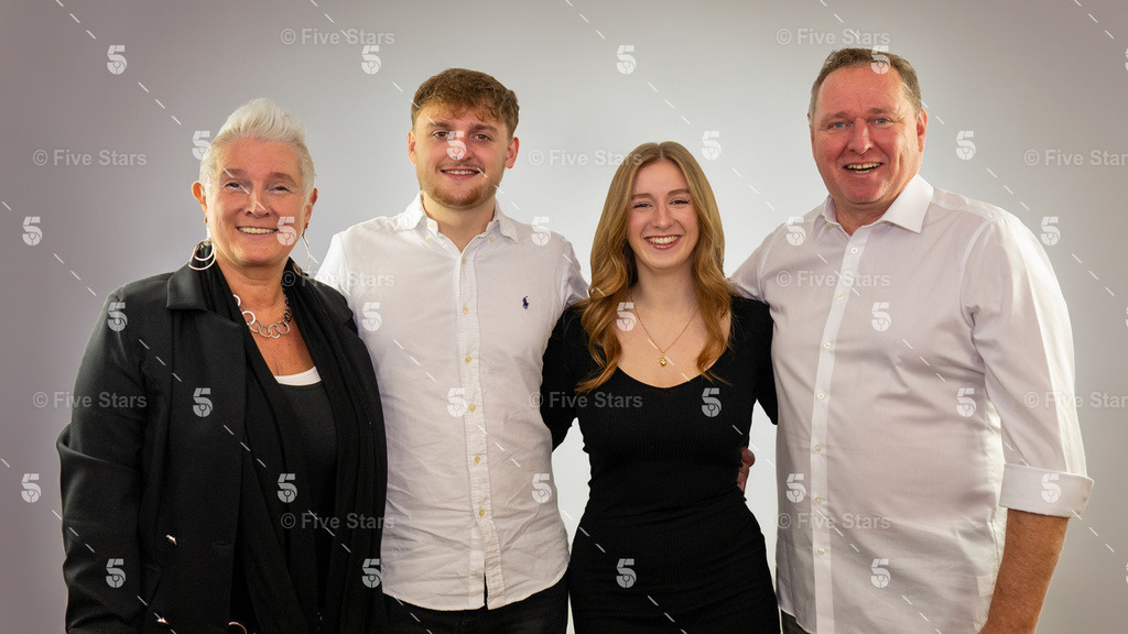 DSC00523_mitLogo5 | Five Stars Fotografie und Videografie fängt Ihre besonderen Momente mit atemberaubenden Bildern und hochwertigen Videos ein. Perfekt für Hochzeiten, Events und mehr – lassen Sie sich von unserer Expertise und Kreativität begeistern. - Realisiert mit Pictrs.com