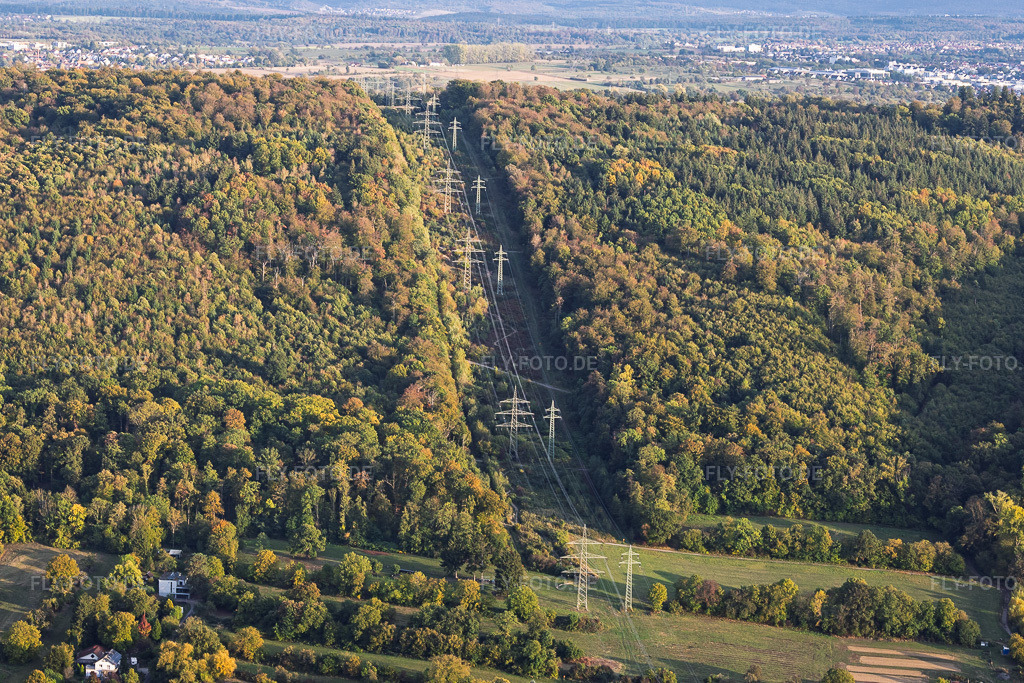Luftbild: Waldschneisse für Hochspannungstrasse am Strommasten-Trail in Ettlingen im Bundesland Baden-Württemberg in Deutschland. – Foto: IMG_160048.jpg vom 16.10.2026 durch Werner Riehm/FLY-FOTO.de – Auflösung des Originals: 5078 x 3385 px