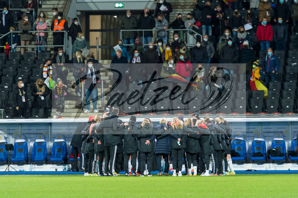 GERTUR20211126_044 | Fussball, Frauen:  Spielerinnen von Deutschland bilden einen Teamkreis bei dem Spiel der WM-Qualifikation zwischen Deutschland und Tuerkei im Eintracht-Stadion am 26.11.2021 in Braunschweig, Deutschland. - Realisiert mit Pictrs.com