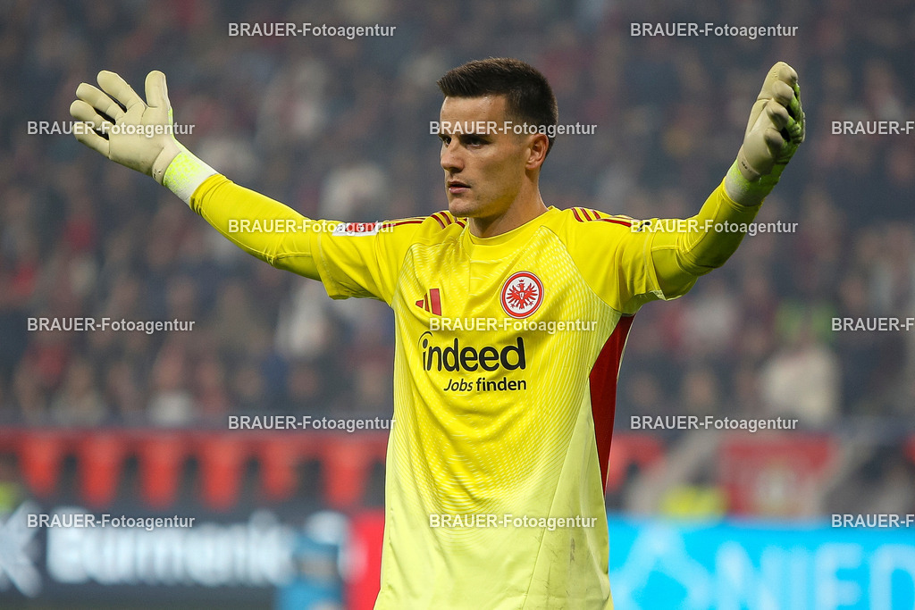 Bayer 04 Leverkusen vs Eintracht Frankfurt - Bundesliga  | Leverkusen, Deutschland, 12.09.25:   Michael Zetterer (Eintracht Frankfurt) schaut waehrend des Spiels der Bundesliga zwischen  Bayer 04 Leverkusen vs Eintracht Frankfurt in der BayArena(Foto von Brauer-Fotoagentur / Adrian Schlueter)