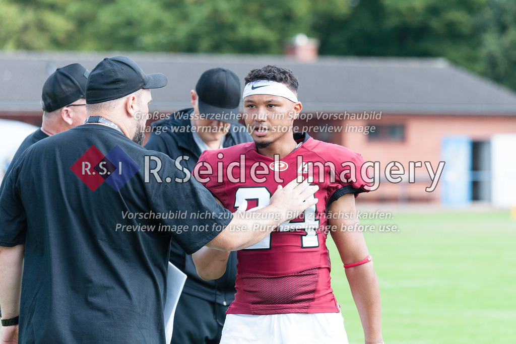 American Football, Saison 2022, Regionalliga Nord, Hamburg Blue Devils - Hamburg Pioneers, Dr.-Hermann-Schnell-Sportplatz (Hamburg), 13.08.2022, 8. Gameweek | Jerome Embalo (#24, Pioneers, DB)