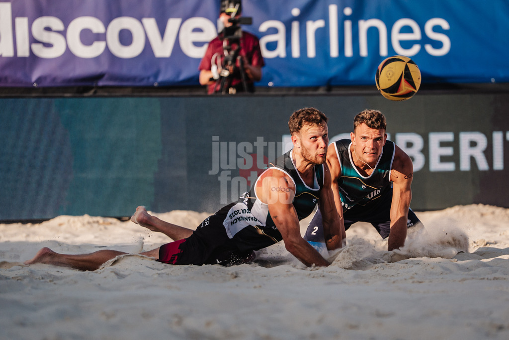 Beachvolleyball | Männer | Allianz German Beach Tour 2025 | Tourstop Bremen | 13.06.2025 | v.l. Eric Stadie-Seeber und Daniel Kirchner springen zum Ball