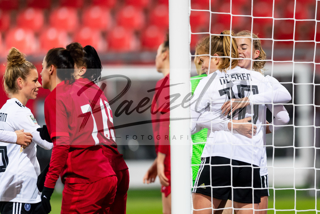 GERTUR20211126_061 | Fussball, Frauen: Sjoeke Nuesken (Germany) Torjubel, jubelt mit ihrem Mannschaft nach dem Treffer zum 7:0 bei dem Spiel der WM-Qualifikation zwischen Deutschland und Tuerkei im Eintracht-Stadion am 26.11.2021 in Braunschweig, Deutschland. - Realisiert mit Pictrs.com