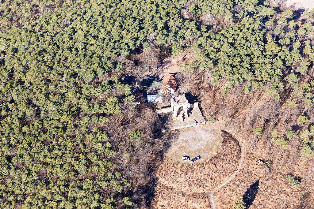 Luftbild: Friedensdenkmal in Edenkoben im Bundesland Rheinland-Pfalz in Deutschland. Foto: IMG_112726.jpg vom 27.02.2019 durch Werner Riehm/FLY-FOTO.de