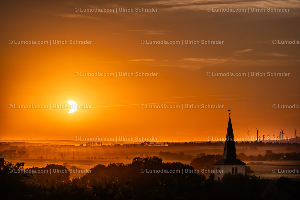 10049-14168 - Sonnenfinsternis am Huy | Stockfoto und Bilderpool mit Bildmaterial aus Deutschland, dem Harz, Halberstadt, Quedlinburg, Wernigerode und weltweit. Qualitativ hochwertige und professionelle Fotos anschauen und kaufen. - Realisiert mit Pictrs.com