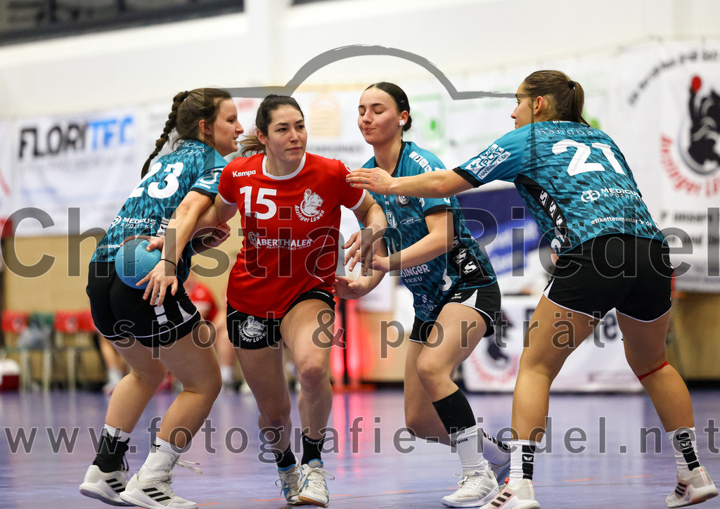 2022-11-27_039_SV_Anzing_gegen_HT_Muenchen_II | Anzing, Deutschland, 27.11.2022:
Handball, Bezirksliga 2022 / 2023, 7. Spieltag, SV Anzing gegen HT München II, Endergebnis: 28:32

Lucie Hartmann (HT München, #23), Laura Greppmair (SV Anzing, #15), Helena Dannheim (HT München, #8), Katharina Martin (HT München, #21)

Foto: Christian Riedel / fotografie-riedel.net