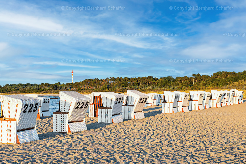 Strandkörbe Hohe Dühne | Viele weiße Strandkörbe mit Zahlen an der Ostseeküste am Sandstrand. - Realisiert mit Pictrs.com