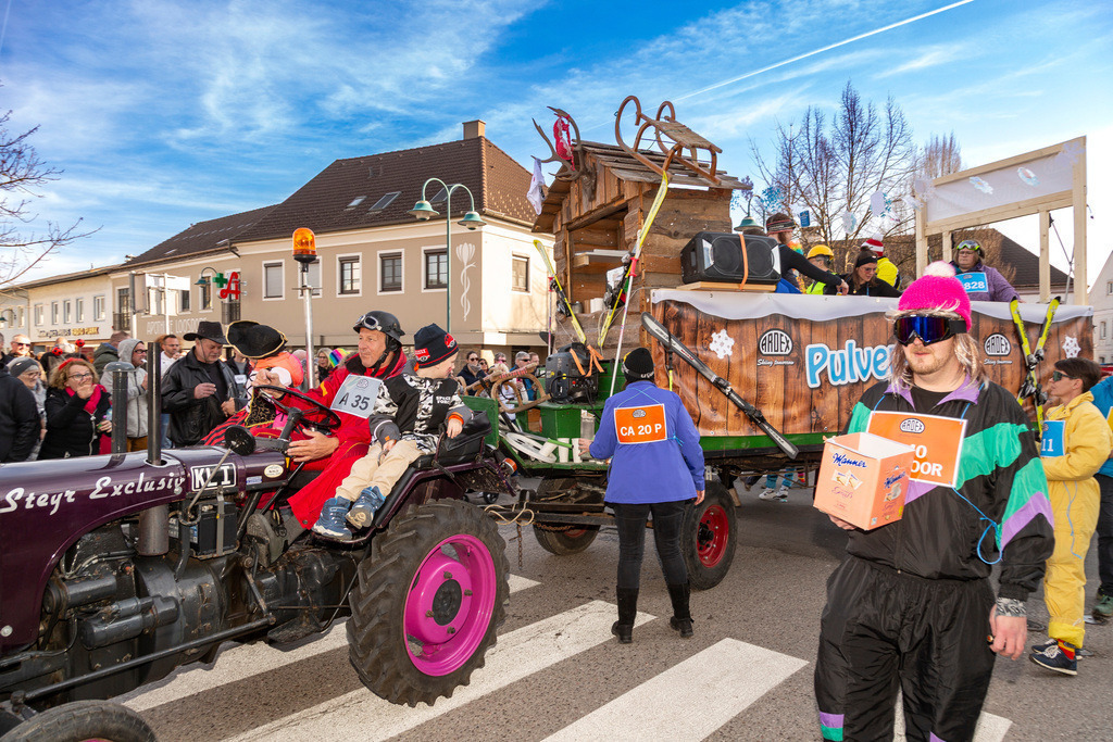 Umzug2025-194_9890 | Fotostrecke: FASCHINGSUMZUG 2025 in Loosdorf. 22 Masken(gruppen)-Teilnehmer: Loosdorfer Vereine, Wirtschaftstreibende, Gemeindeabordnungen sowie Kreditinstitute. rund 700 Besucher entlang der Hauptstrasse. Veranstaltungs-Sicherung durch Mannschaft der FF-Loosdorf mit schwerem Gerät. Maskenprämierung am EKZ-Platz durch Bgm. Thomas Vasku in den Kategorien: Bester Festwagen (Fa. gkonzept-Groissenberger; Beste Personengruppe-ASK-Loosdorf; Beste Einzelperson; Weiteste Anreise-FF Schollach;