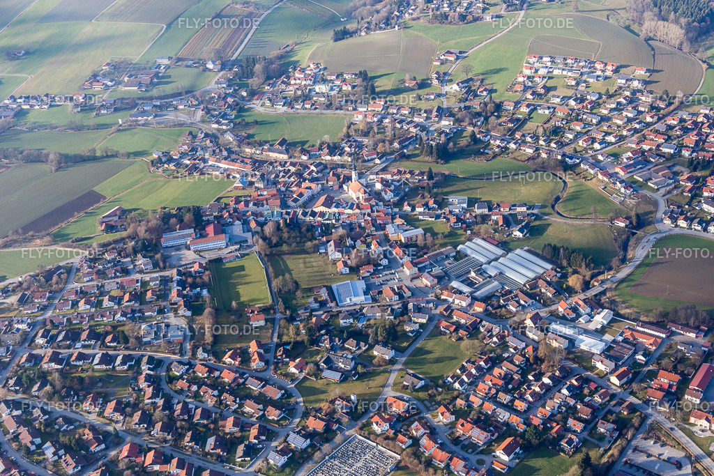 Dorf - Ansicht am Rande von landwirtschaftlichen Feldern und Nutzflächen | Luftbild: Dorf - Ansicht am Rande von landwirtschaftlichen Feldern und Nutzflächen in Triftern im Bundesland Bayern in Deutschland. Foto: IMG_096134.jpg vom 29.12.2016 durch Werner Riehm/FLY-FOTO.de - Realisiert mit Pictrs.com