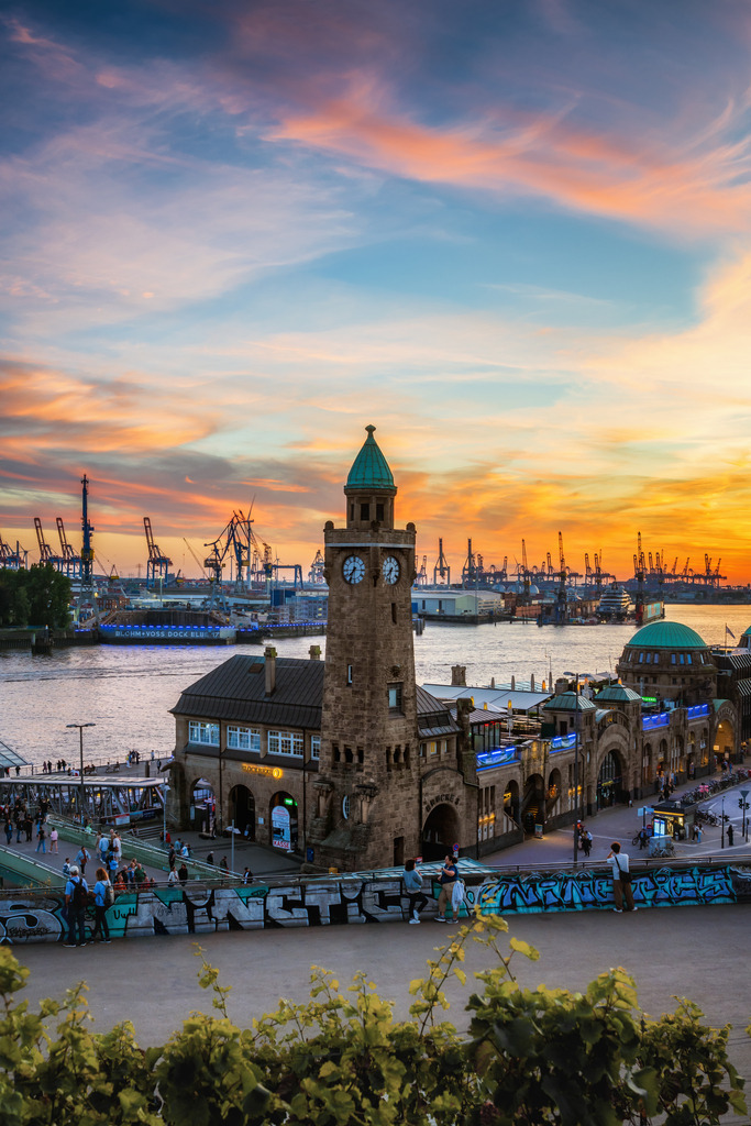 10260405 - Abendlicht an den Landungsbrücken | Blick auf die Landungsbrücken und den Hamburger Hafen.
