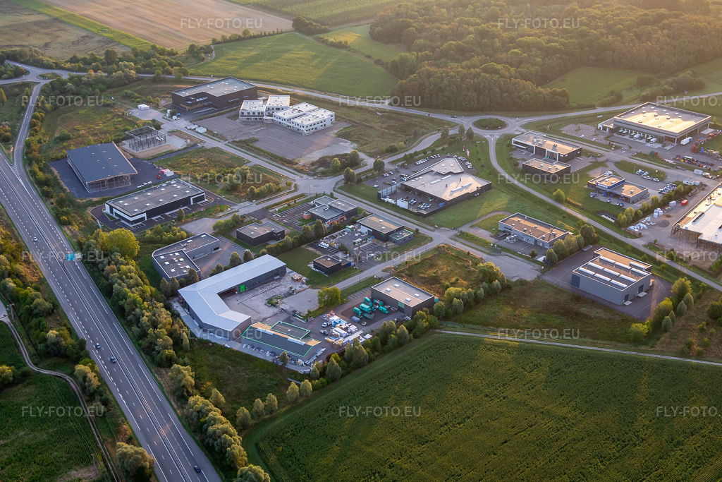 Vue aérienne: Parc industriel avec TOUT MATÉRIAUX GOXWILLER et SRJ Automobile à Goxwiller dans le département Bas Rhin, France – .Photo: IMG_137956.jpg prise le 19/08/2023 par Werner Riehm/FLY-FOTO.eu – Résolution de l'original: 5087 x 3391 px – Magasin de Matériaux de Construction, Outillage Pro - Sélestat, Obernai – Véhicules neufs et d'occasion à Strasbourg - SRJ Automobiles