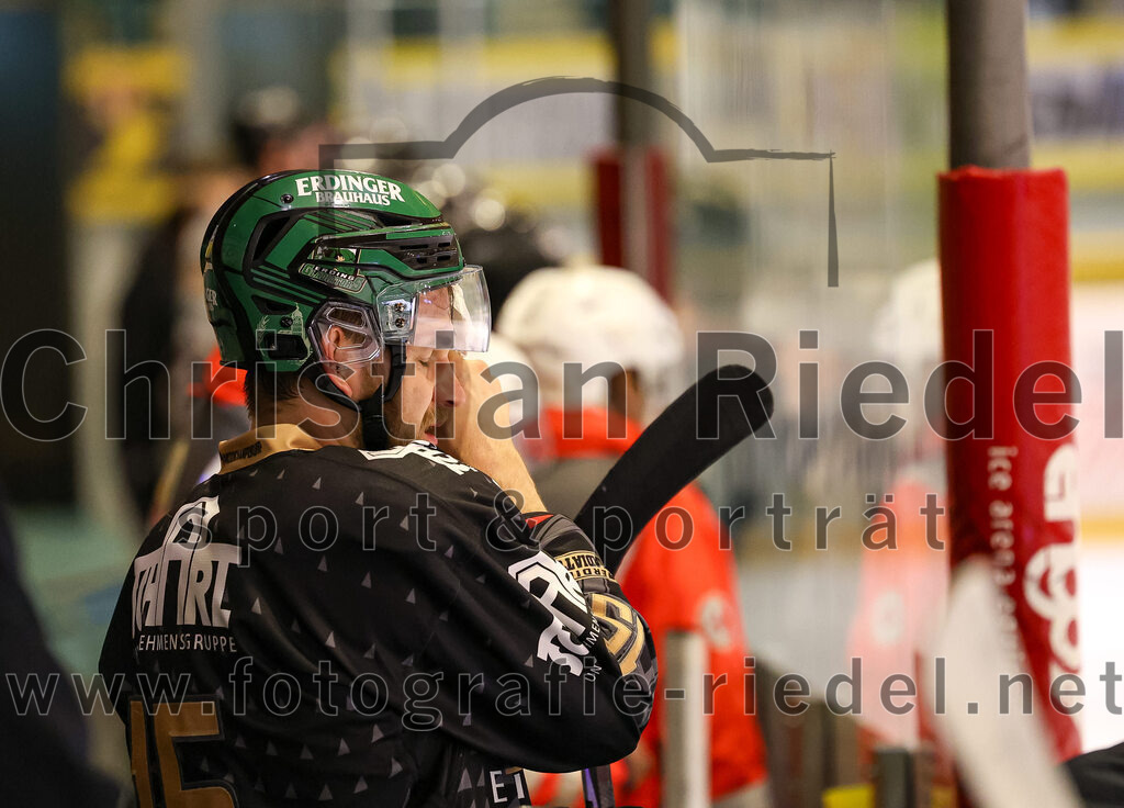2024-03-15_013_TSV_Erding_gegen_EHC_Koenigsbrunn | Erding, Deutschland, 15.03.2024:
Eishockey, Bayernliga Playoffs 2023 / 2024, 3. Spieltag, TSV Erding gegen EHC Königsbrunn, Endergebnis: 3:4 n. V.

Elias Maier (Erding Gladiators, #15)

Foto: Christian Riedel / fotografie-riedel.net