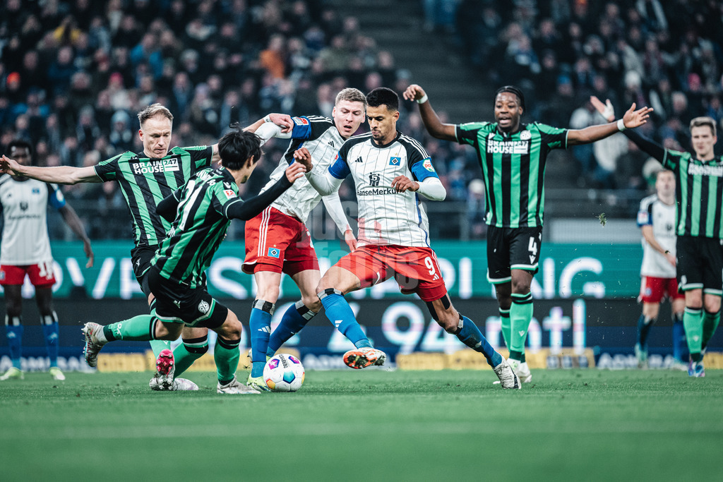 Fußball | Männer | Saison 2023/2024 | 2. Fußball-Bundesliga | 21. Spieltag | Hamburger SV vs. Hannover 96 | 09.02.2024 | Chaos im Strafraum von Hannover, Robert Glatzel (#9, HSV) am Ball