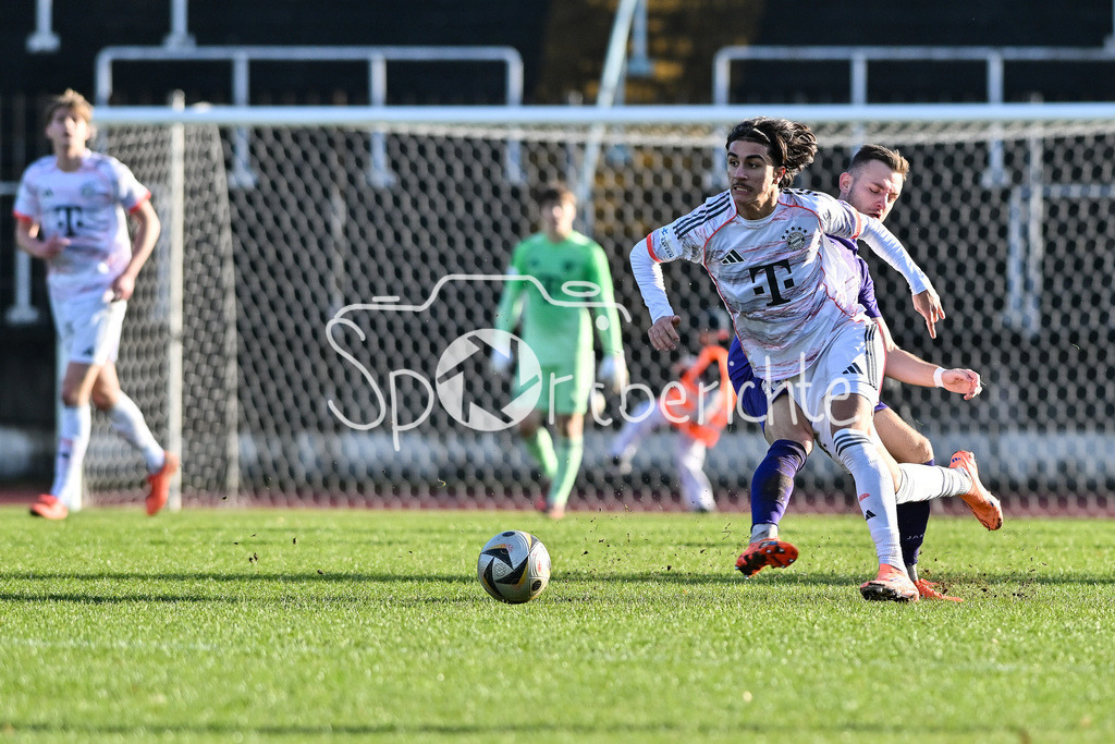 TSV Schwaben Augsburg - FC Bayern Amateure | AUGSBURG, GERMANY - 29. NOVEMBER: im Duell Lukas RAMSER (TSV Schwaben Augsburg 10) und Adin LICINA (FC Bayern München II 8) beim Ligaspiel zwischen dem TSV Schwaben Augsburg und den Amateuren des FC Bayern am 20. Spieltag der Regionalliga Bayern im Rosenaustadion