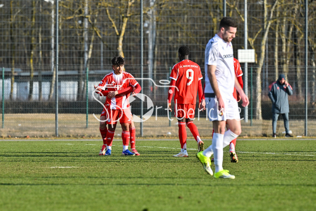 FC Bayern Amateure - FC Viktoria Pilsen U23 | MUNICH, GERMANY - 03. FEBRUARY: Jubel der kleinen Bayern nach dem Treffer zum 2-1 durch Maycon NORMANHA CARDOZO (FC Bayern München II 7) / Tor / Torschuetze / Freude / Happy während dem Testspiel zwischen den Amateuren des FC Bayern und dem FC Viktoria Pilsen B am FC Bayern Campus