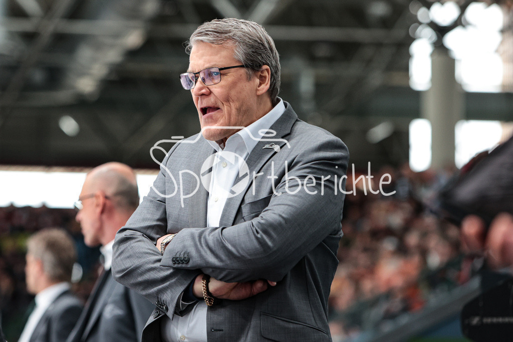 Löwen Frankfurt - Augsburger Panther | Panther Trainer Kai SUIKKANEN in Aktion