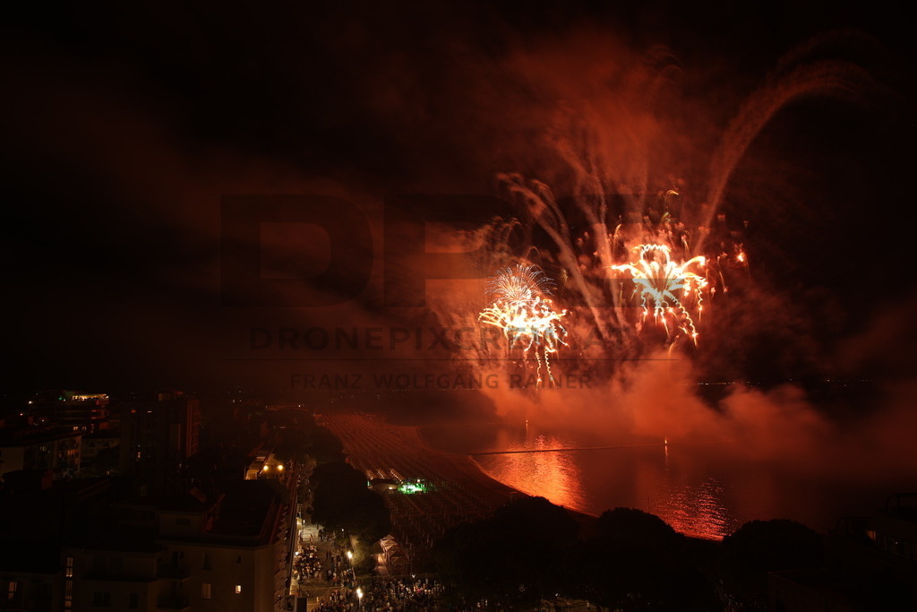 Ferragosto Fireworks in Grado, Italy | GRADO, ITALY, 15.AUG.26 - FIREWORKS - Ferragosto fireworks over the Adriatic Sea in Grado, Italy. Colorful fireworks light up the night sky above the beach, coastline and waterfront during the traditional summer celebration. - Realisiert mit Pictrs.com