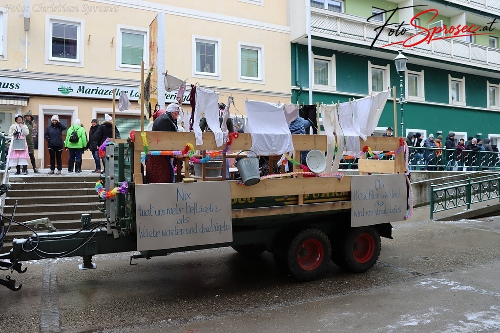 fasching2026-mariazell (31) | Mit meiner Kamera halte ich besondere Augenblicke, faszinierende Landschaften und interessante Details fest. Dabei entstehen ganz unterschiedliche Aufnahmen – von stimmungsvollen Landschaftsfotografien und beeindruckenden Drohnenaufnahmen über Pressefotos - Realisiert mit Pictrs.com