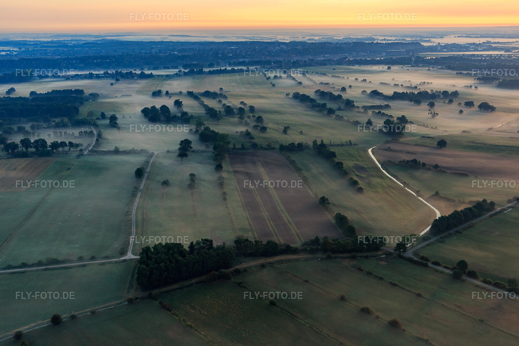 Luftbild: Morgennebel über der Elbtalaue bei Echem in Echem im Bundesland Niedersachsen in Deutschland. Foto: IMG_110182.jpg vom 18.08.2018 durch Werner Riehm/FLY-FOTO.de