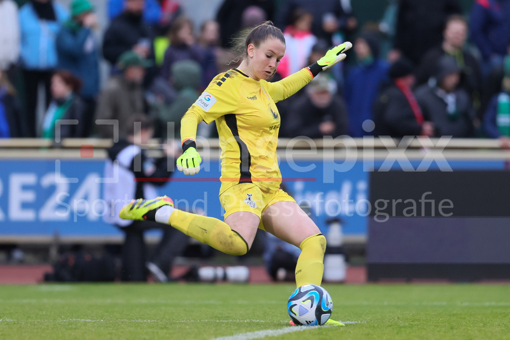 Fussball, Google Pixel Frauen-Bundesliga, SV Werder Bremen - MSV Duisburg | v.li.: Ena Mahmutovic (Torhüterin, Torwart, MSV Duisburg, 1) am Ball, Freisteller, Einzelbild, Ganzkörper, Aktion, Action, Spielszene, DIE DFB-RICHTLINIEN UNTERSAGEN JEGLICHE NUTZUNG VON FOTOS ALS SEQUENZBILDER UND/ODER VIDEOÄHNLICHE FOTOSTRECKEN. DFB REGULATIONS PROHIBIT ANY USE OF PHOTOGRAPHS AS IMAGE SEQUENCES AND/OR QUASI-VIDEO.