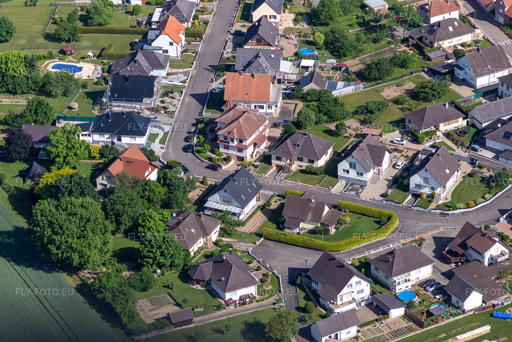 Vue aérienne: Rue des Violettes à Schleithal dans le département Bas Rhin, France. Photo: IMG_131736.jpg prise le 22/05/2022 par Werner Riehm/FLY-FOTO.eu – Résolution de l'original: 3617 x 2411 px
