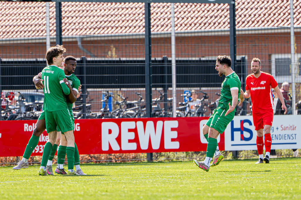 Fußball I Herren I Saison 2025-2026 I Bezirksliga Weser-Ems 4 I 26. Spieltag I VFL Oythe - SV Hansa Friesoythe I 20289 | jns.sportfotos - Realisiert mit Pictrs.com