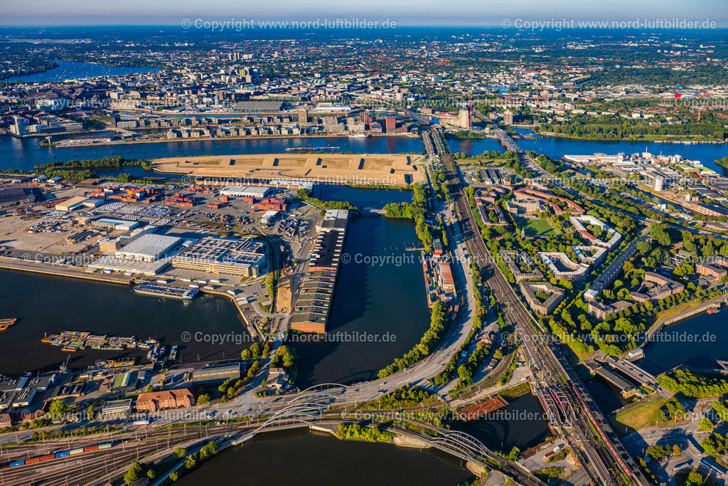 Hamburg_Rothenburgsort_Veddel_Kleiner_Grasbook_Baakenhafen_Elbbbrücken_ELS_4002190925 | HAMBURG 19.09.2025 Stadtansicht mit Gleisen und Hafenanlagen " Auf der Veddel " am Ufer des Flußverlaufes Elbe am Brückenbauwerk der Elbbrücken - Norderelbbrücke - Freihafenelbbrücke im Ortsteil Veddel in Hamburg, Deutschland. // City view with railway tracks and port facilities "Auf der Veddel" on the banks of the Elbe River at the bridge structure of the Elbbruecken - Norderelbbruecke - Freihafenelbbruecke in the district of Veddel in Hamburg, Germany. Foto: Martin Elsen