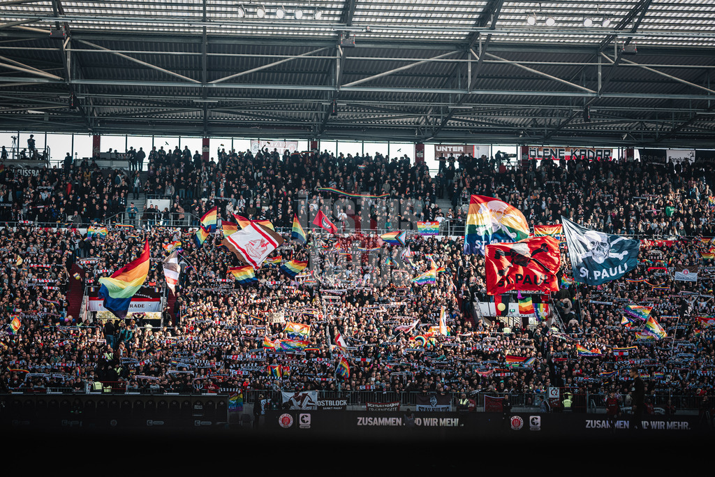 Fußball | Männer | Saison 2024/2025  | Fußball-Bundesliga | 8. Spieltag | FC St. Pauli vs. VfL Wolfsburg | 26.10.2024 | Die Tribüne im Millerntor eingetaucht in Regenbogenfahnen