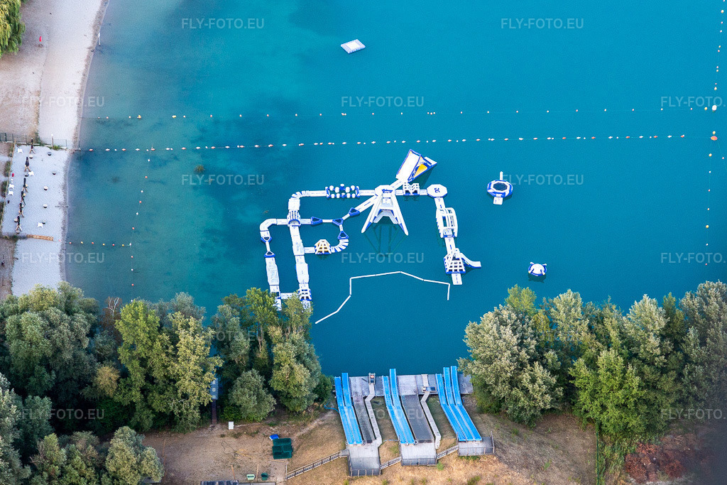 Vue aérienne: Parc aquatique Total-jump à Lauterbourg dans le département Bas Rhin, France. Photo: IMG_134043.jpg prise le 21/08/2022 par Werner Riehm/FLY-FOTO.euRésolution de l'original: 4464 x 2976 pxWater Jump et AquaPark - Total Jump