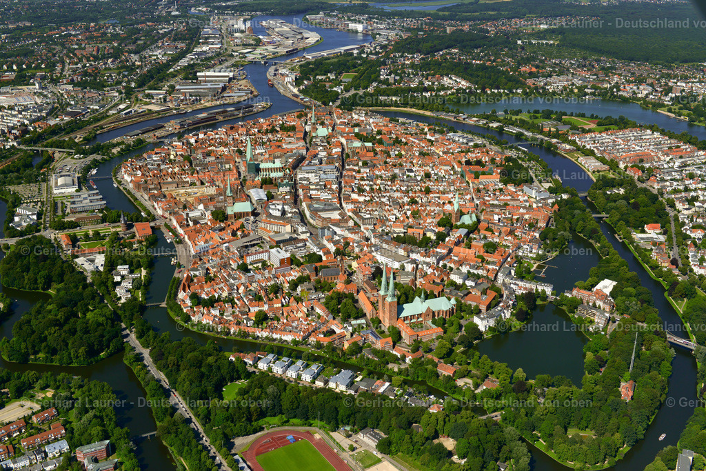 3622089 | Altstadtinsel Lübeck ist eine norddeutsche Stadt, die sich durch ihre Bauten im Stil der Backsteingotik auszeichnet. Diese entstanden im Mittelalter, als Lübeck die Hauptstadt der Hanse war. Das Wahrzeichen der Stadt ist das Holstentor aus Backstein, das im Jahr 1478 vollendet wurde und dazu diente, die auf einer Insel in der Trave gelegene Altstadt abzuschirmen. Die Marienkirche, die nach dem 2. Weltkrieg wiederaufgebaut wurde, ist ein im 13.–14. Jahrhundert errichteter Backsteinbau, der als architektonisches Vorbild für viele nordeuropäische Kirchen diente