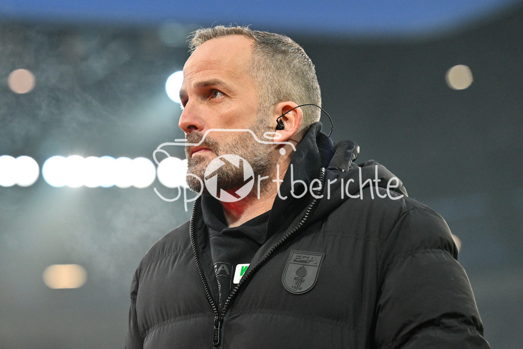 FC Augsburg - SC Freiburg | AUGSBURG, GERMANY - 18. JANUARY: im Bild Manuel BAUM Trainer FC Augsburg / Einzelfoto / Freisteller vor dem Bundesligamatch zwischen dem FC Augsburg und dem SC Freiburg am 18. Spieltag in der WWK-Arena / DFL REGULATIONS PROHIBIT ANY USE OF PHOTOGRAPHS AS IMAGE SEQUENCES AND/OR QUASI-VIDEO