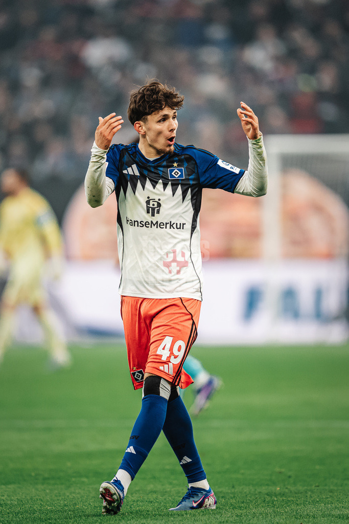 Fußball | Männer | Saison 2025/2026 | 1. Fußball-Bundesliga | 31. Spieltag | Hamburger SV vs. TSG Hoffenheim | 25.04.2026 | Otto Stange (#49, HSV) heizt die Fans ein