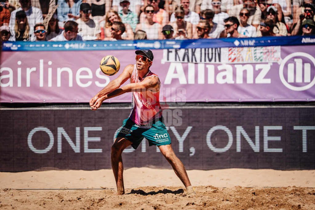 Beachvolleyball | Männer | Allianz German Beach Tour 2025 | Tourstop Düsseldorf | 11.05.2025 | Niklas Held spielt den Ball