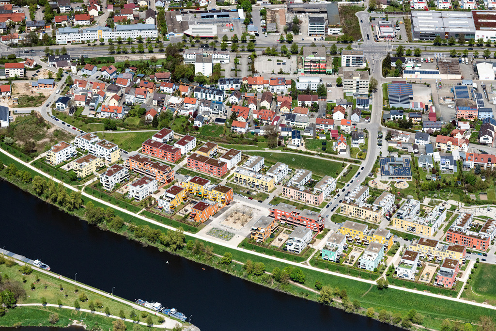 dr__0062571.jpg | REGENSBURG 09.05.2021 Wohngebiet der Mehrfamilienhaussiedlung in der Paarstraße in Regensburg im Bundesland Bayern, Deutschland. // Residential area of the multi-family house settlement in the Paarstrasse in Regensburg in the state Bavaria, Germany. Foto: Daniel Reiter